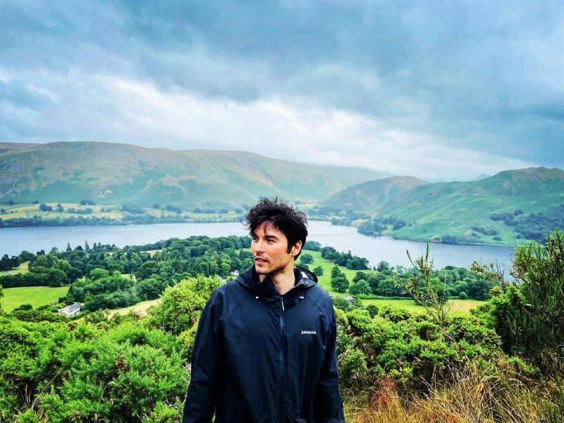 鳳小岳隨心律動，演而優則唱的一場痛快冒險