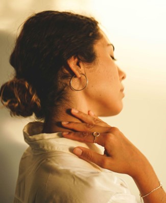 肩胛骨酸痛看哪科