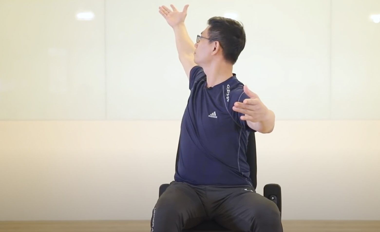 拉背運動,放鬆背部,環抱世界,筋膜運動,身體智慧,脊椎保健,鄭雲龍