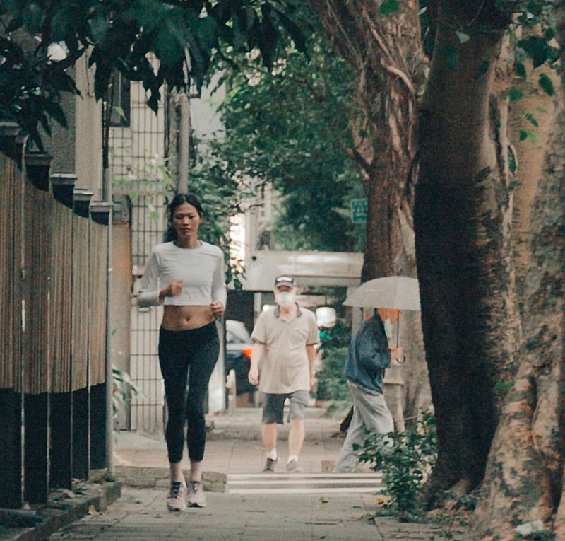 一把吉他加一雙跑鞋，柯泯薰人生樂譜的變奏與賦格