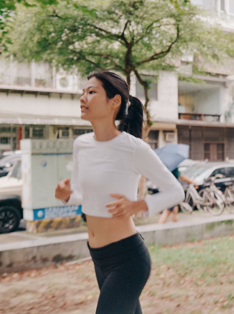 一把吉他加一雙跑鞋，柯泯薰人生樂譜的變奏與賦格